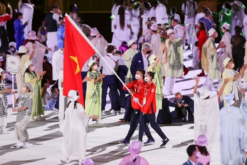 Vận động viên Nguyễn Huy Hoàng từng cầm quốc kỳ Việt Nam tại Lễ khai mạc Olympic Tokyo 2020. (Ảnh: Getty Images)