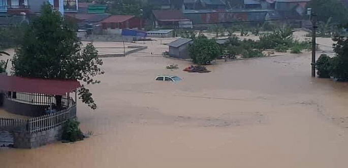Mưa lớn kéo dài trong nhiều ngày qua đã khiến nhiều địa bàn ở Lạng Sơn ngập lụt, đường biến thành sông…
