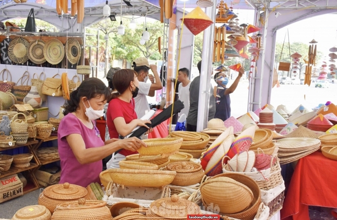 Đến với hội chợ, du khách sẽ được chiêm ngưỡng các sản phẩm, tác phẩm mang dấu ấn tiêu biểu của Thủ đô - nơi hội tụ 47/52 nghề truyền thống của cả nước.