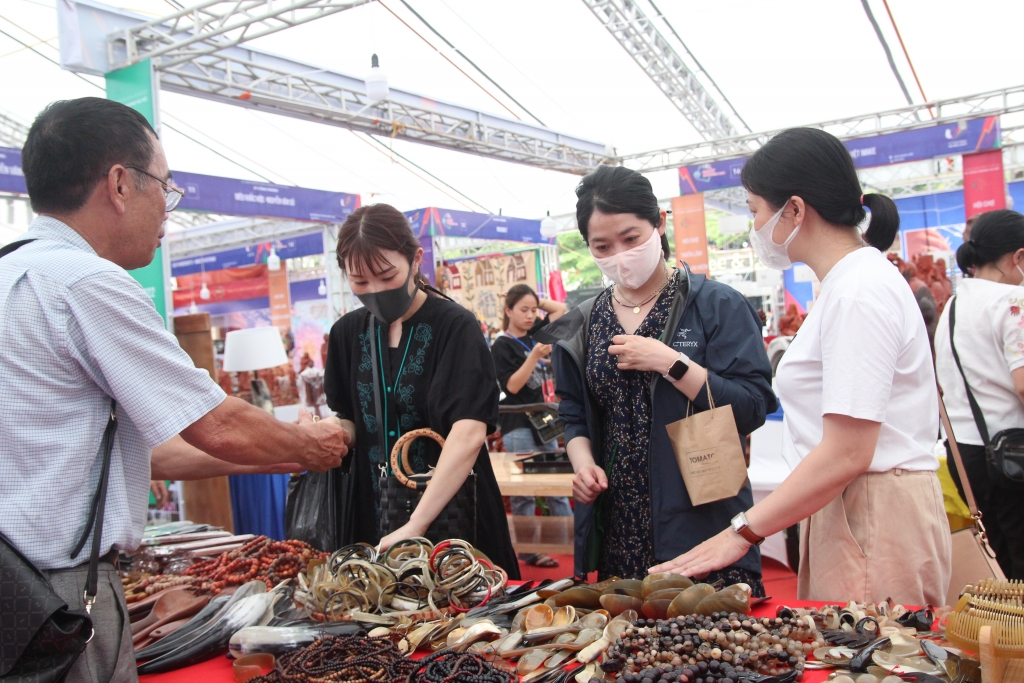Du khách hào hứng với các sản phẩm tại hội chợ triển lãm hàng lưu niệm Thủ đô 2022