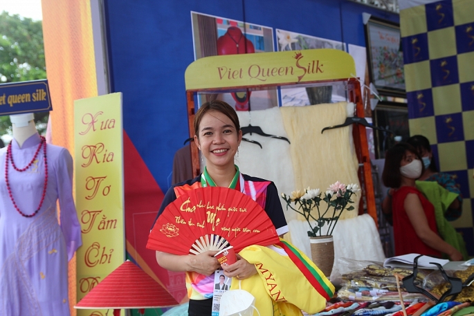 Du khách hào hứng với các sản phẩm tại hội chợ triển lãm hàng lưu niệm Thủ đô 2022