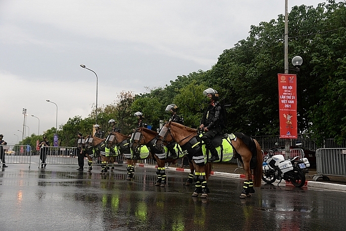 Đội cảnh sát cơ động kỵ binh xuất hiện từ sớm để làm công tác an ninh.
