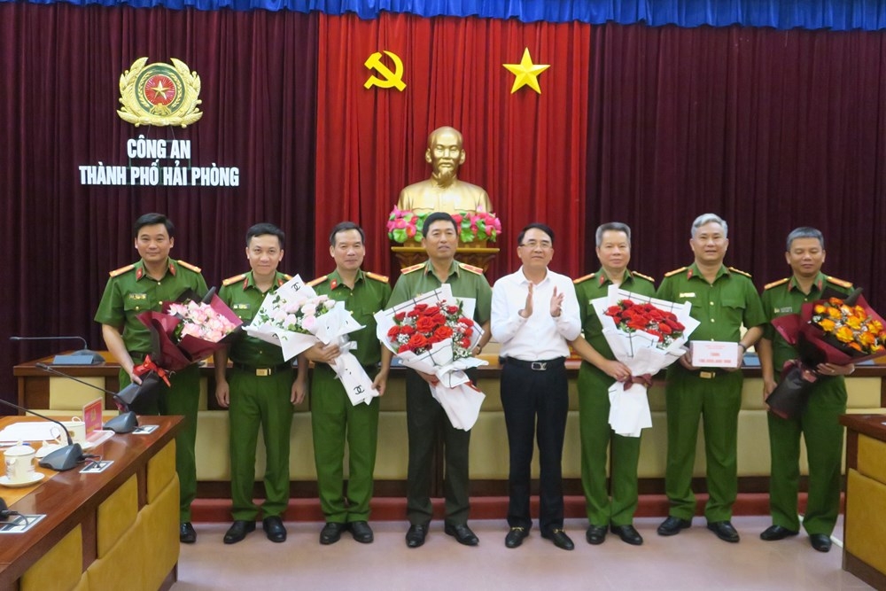 Phó Chủ tịch UBND thành phố Lê Khắc Nam trao khen thưởng cho các lực lượng có thành tích xuất sắc