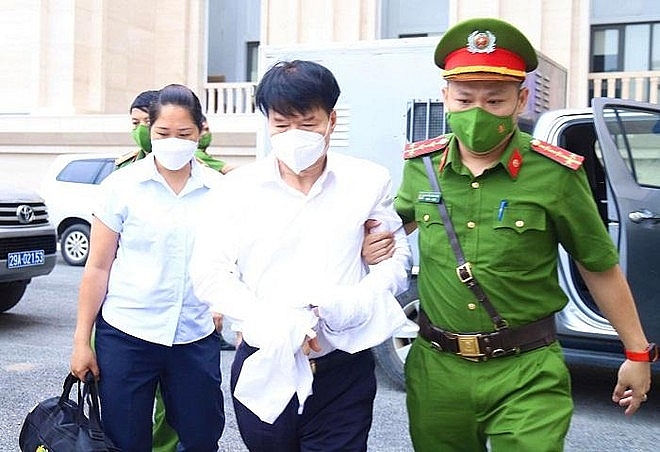 Dẫn giải bị cáo Trương Quốc Cường vào phòng xử án