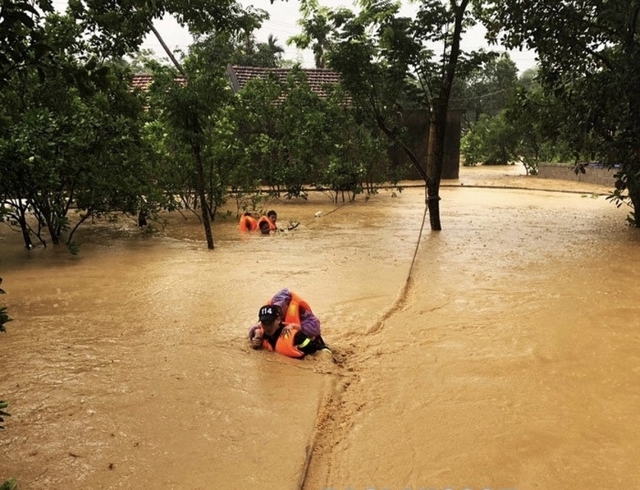 Lực lượng chức năng giải cứu nhiều người bị mắc kẹt do mưa lũ tại thị trấn Đồng Mỏ, huyện Chi Lăng, tỉnh Lạng Sơn