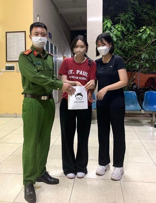 2 nữ du khách Hàn Quốc xúc động cảm ơn lực lượng công an