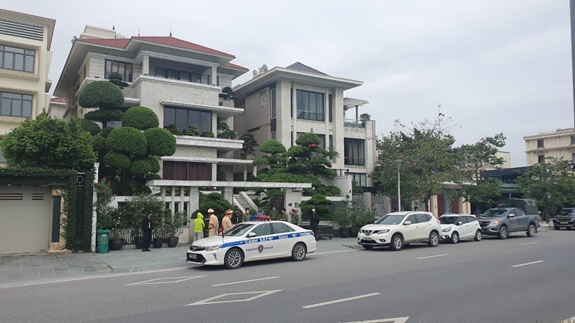  Cơ quan chức năng đang tiến hành khám xét nhà ông Phạm Hồng Hà, nguyên Chủ tịch UBND TP Hạ Long.
