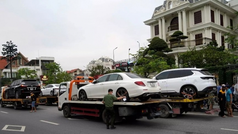 4 chiếc xe sang được niêm phong đưa về cơ quan Công an tỉnh Quảng Ninh.