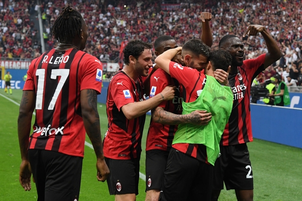 Thắng thuyết phục, AC Milan chạm một tay vào chức vô địch
