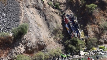 Xe buýt rơi xuống khe núi, ít nhất 11 người thiệt mạng