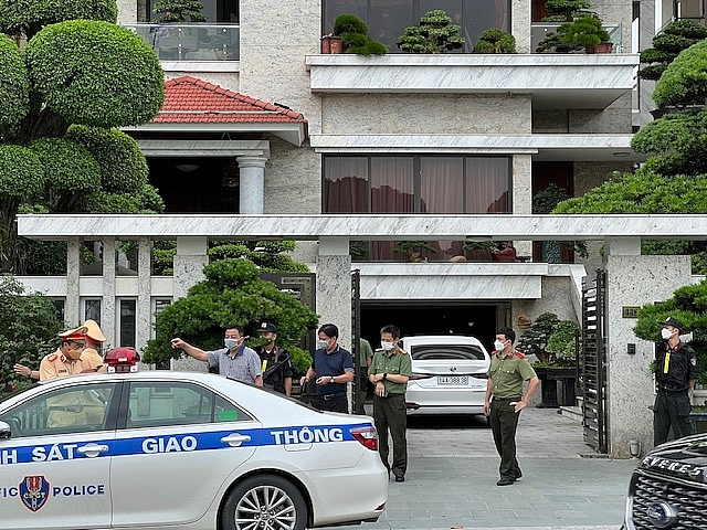 Lực lượng chức năng có mặt tại nhà ông Phạm Hồng Hà để tiến hành khám xét và bắt giữ