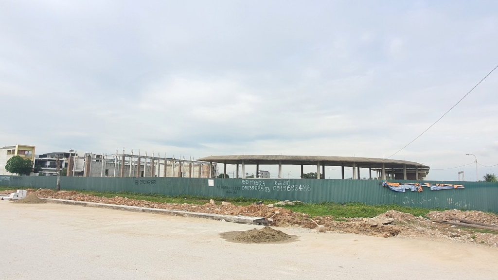 Sau khi được chấp thuận đầu tư năm 2014, Dự án Trung tâm dạy nghề Y tá điều dưỡng quốc tế tại thị trấn Tân Phong, huyện Quảng Xương (Thanh Hoá) với diện tích hơn 50.000 m2 vẫn dang dở, bỏ hoang…