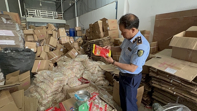 Hàng tấn kẹo trôi nổi “đội lốt” kẹo Nhật Bản vừa bị bắt giữ