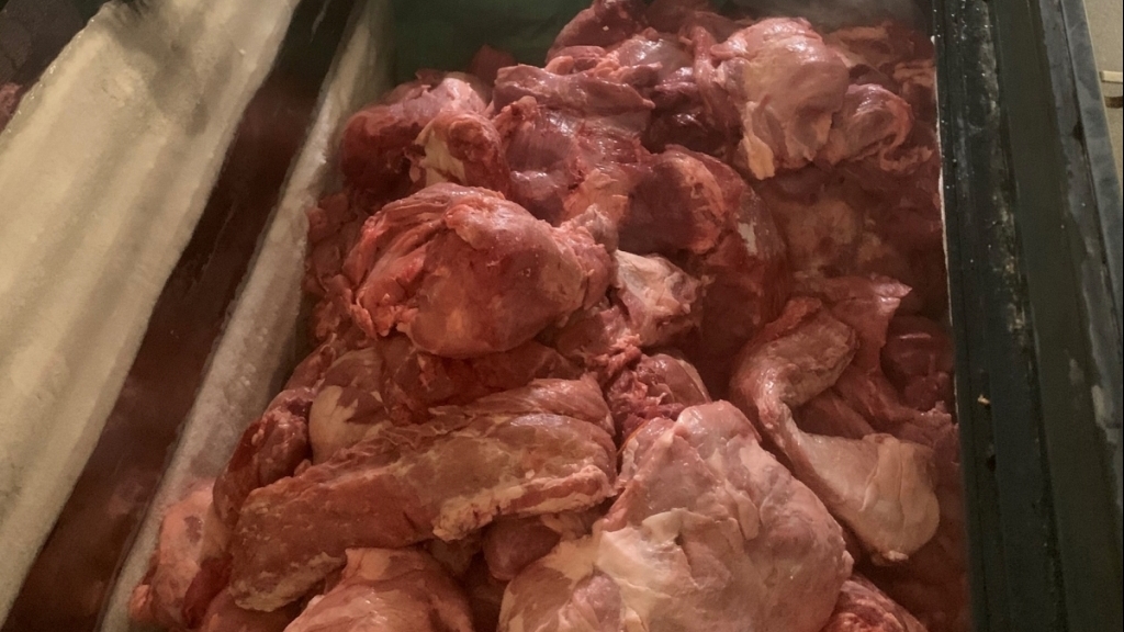Phát hiện 710kg thịt lợn nhiễm dịch tả châu Phi ở cửa hàng bán bánh mỳ thịt nướng
