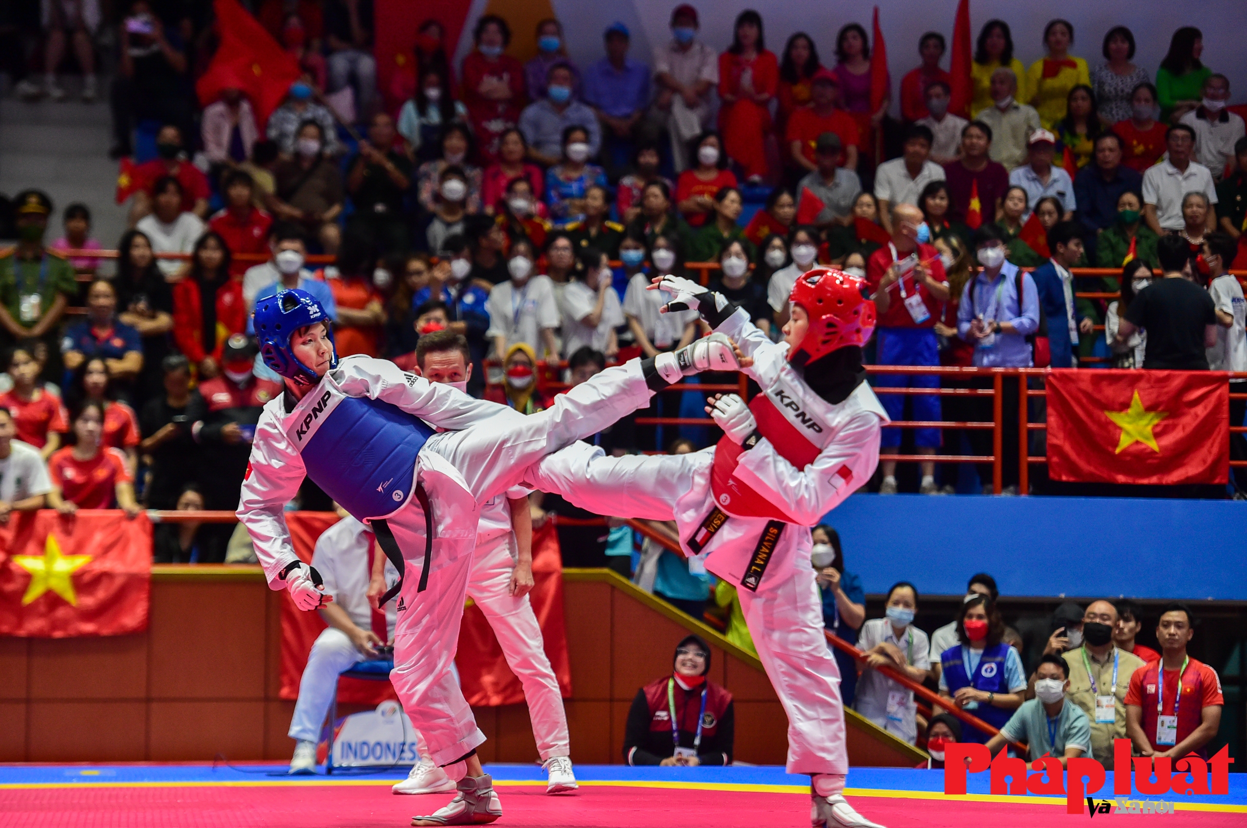 Hai cô gái vàng Taekwondo đối kháng mở hàng vàng
