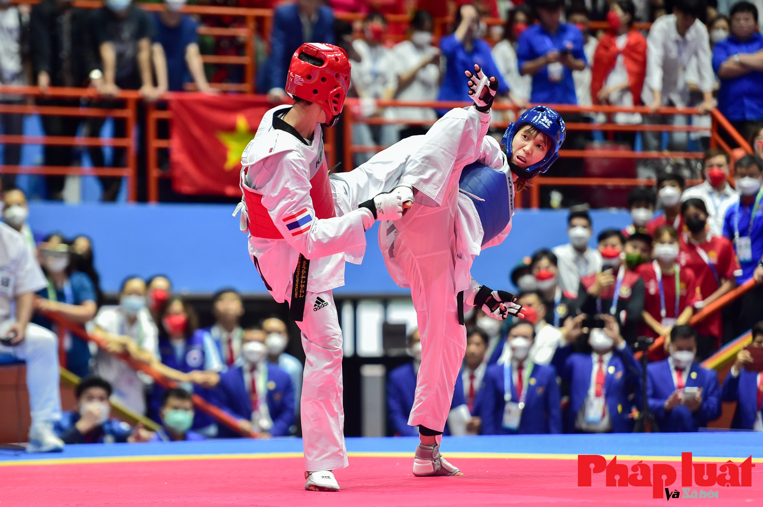 Hai cô gái vàng Taekwondo đối kháng mở hàng vàng