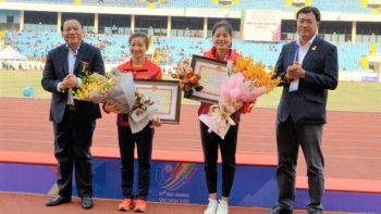 Bộ trưởng Bộ VHTTDL tặng Bằng khen cho 2 vận động viên Nguyễn Thị Huyền và Nguyễn Thị Oanh