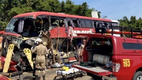 Va chạm xe buýt và xe tải khiến 11 người thiệt mạng