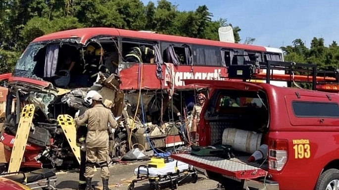 Hình ảnh chiếc xe bus bị đâm nát phần đầu sau cú va chạm trực diện. Ảnh - Brazil.postsen