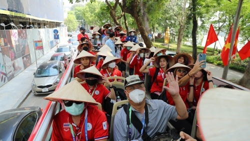 VĐV Thái Lan hào hứng trải nghiệm dạo phố Hà Nội bằng xe buýt 2 tầng