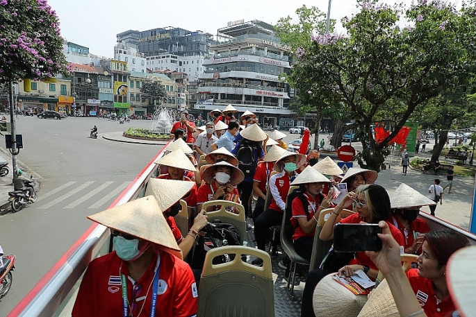 VĐV Thái Lan hào hứng trải nghiệm dạo phố Hà Nội bằng xe buýt 2 tầng