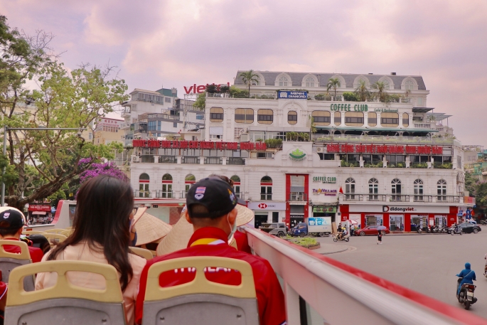 VĐV Thái Lan hào hứng trải nghiệm dạo phố Hà Nội bằng xe buýt 2 tầng