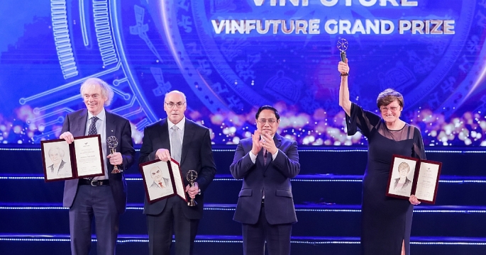 Thủ tướng Phạm Minh Chính trao giải thưởng chính của VinFuture mùa đầu tiên cho GS Katalin Kariko và 2 đồng nghiệp - những người đặt nền móng cho công nghệ mRNA trong cuộc chiến chống Covid-19.