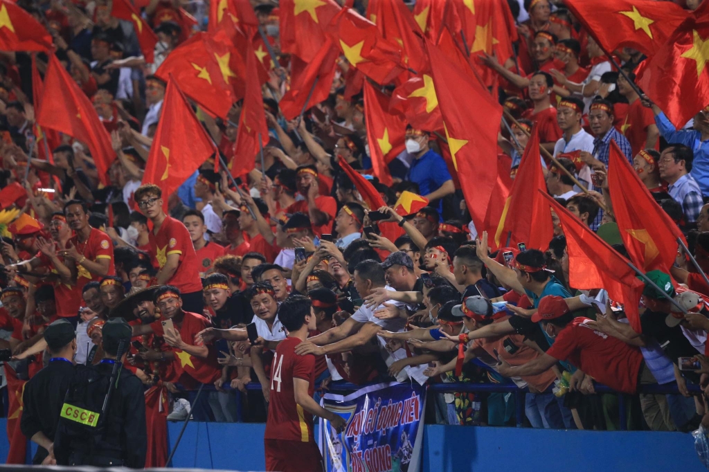 Nụ cười chiến thắng của hàng nghìn cổ động viên trận bán kết Việt Nam – Malaysia