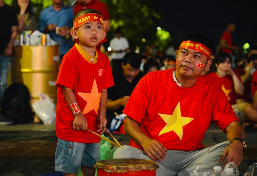 Nụ cười chiến thắng của hàng nghìn cổ động viên trận bán kết Việt Nam – Malaysia