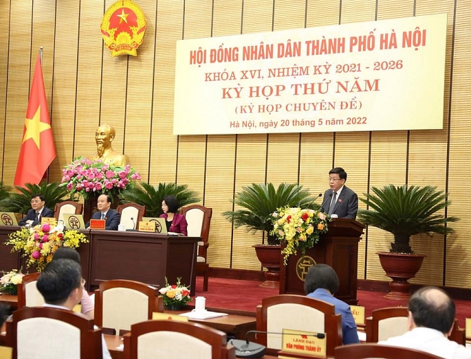 Phó Chủ tịch UBND TP Hà Nội Dương Đức Tuấn trình bày Tờ trình của UBND TP Hà Nội. 