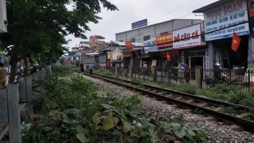 Hai học sinh đi xe đạp điện bị tàu hỏa đâm thương vong