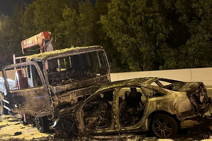Ô tô đi ngược chiều đâm xe tải rồi bốc cháy khiến 2 người tử vong