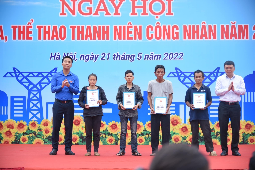 Trao quà nhân ái cho thanh niên công nhân khó khăn tại Hà Nội