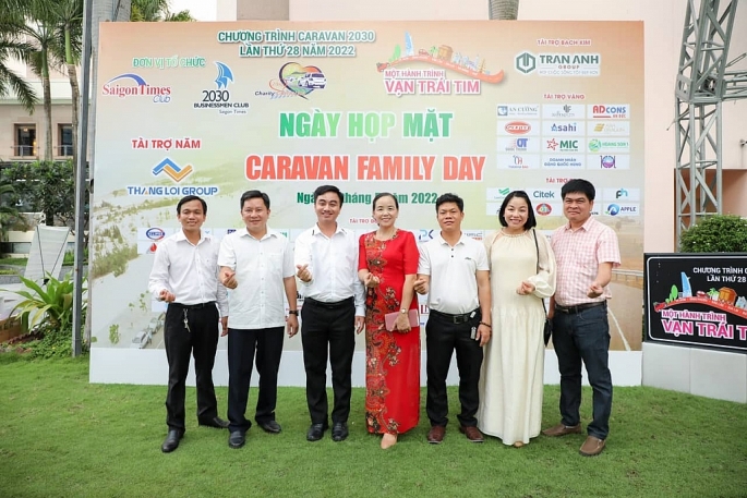Đến dự “Caravan Family Day”, Giám đốc TT XTĐTTM&DL tỉnh Bình Phước Trần Quốc Duy (thứ 3, trái sang) cho rằng Caravan năm nay đã truyền tải nhiều thông điệp đầy tính nhân văn.