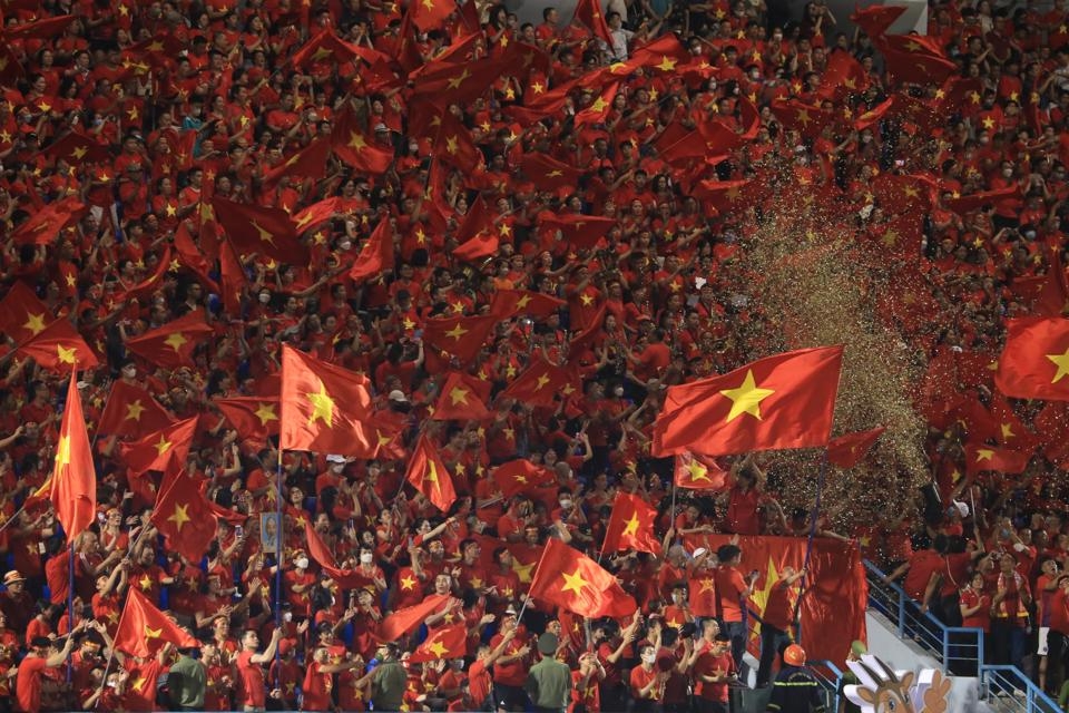 16.000 khán giả lấp kín các khán đài sân Cẩm Phả đã tạo ra bầu không khí rực lửa cho trận chung kết bóng đá nữ SEA Games 31.