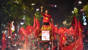 Người dân đổ ra đường mừng chiến thắng lịch sử của U23 Việt Nam