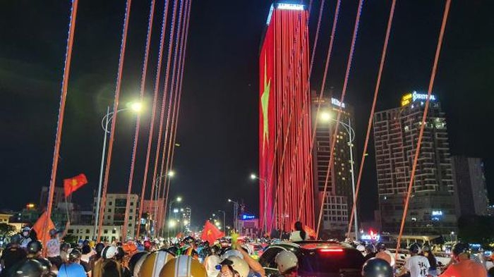 Các tòa cao ốc tại Đà Nẵng cũng đỏ rực màu cờ.
