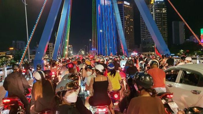 Các tuyến đường, khu vực trung tâm, cầu Sông Hàn, cầu Rồng ở TP Đà Nẵng đều chật cứng người và phương tiện đổ ra đường mừng chiến thắng.