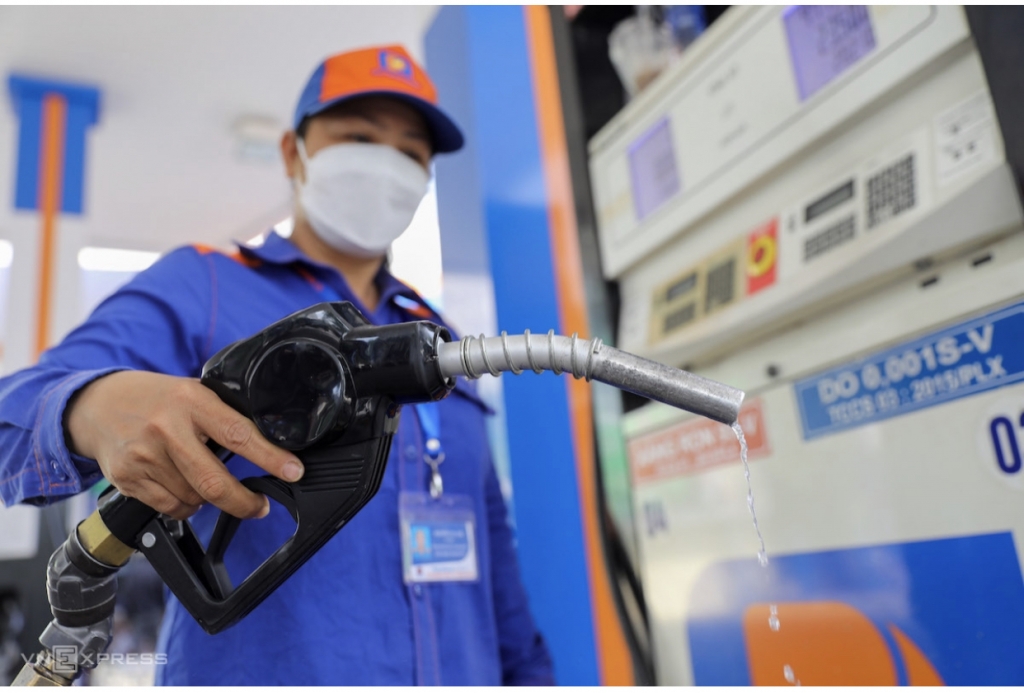 Giá xăng dầu hôm nay 23/5: Giá xăng trong nước tăng cao mức kỷ lục, có thể tăng 1.000 đồng/lít?