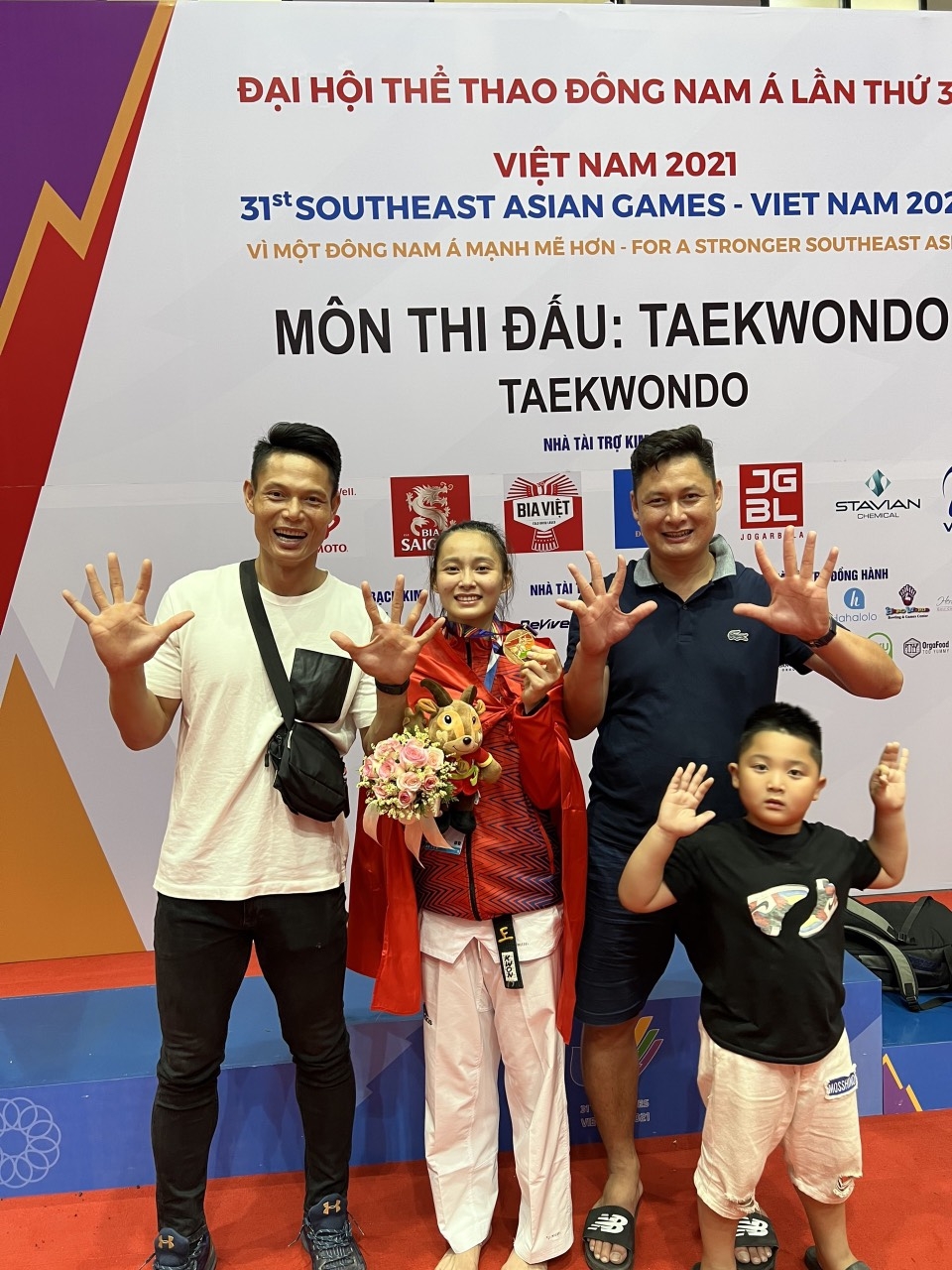 HLV Nguyễn Văn Hùng tự hào khoe thành tích HCV SEA Games của cô cháu gái