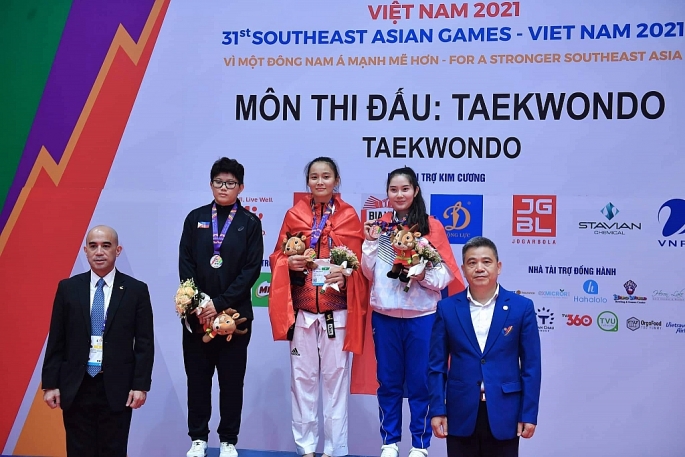 Cô gái trẻ Thanh Hóa rạng ngời đứng trên bục cao nhất nhận HCV SEA Games 31
