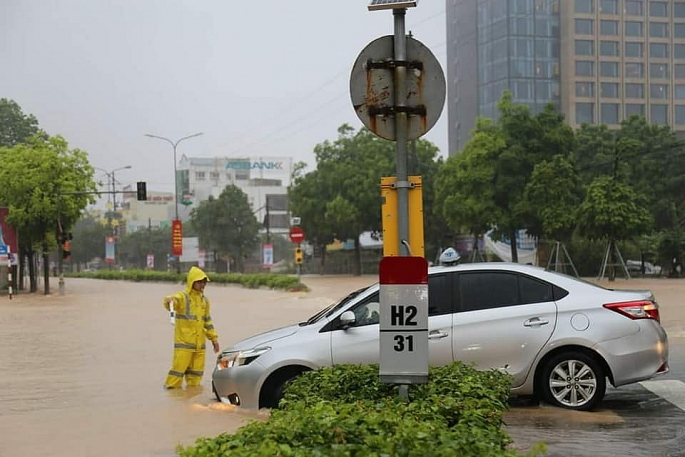 Vĩnh Phúc: Nhiều chiến sĩ công an dầm mưa hỗ trợ người dân vượt qua ngập lụt