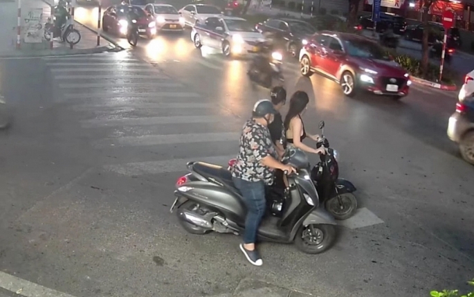 Hình ảnh cô gái bị đối tượng sàm sỡ khi đang dừng xe trên phố Yên Phụ                                	 Ảnh chụp từ clip