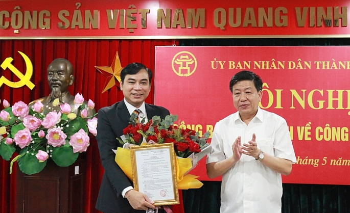 Phó Chủ tịch UBND thành phố Dương Đức Tuấn trao quyết định bổ nhiệm Phó Giám đốc Sở Giao thông Vận tải Hà Nội.