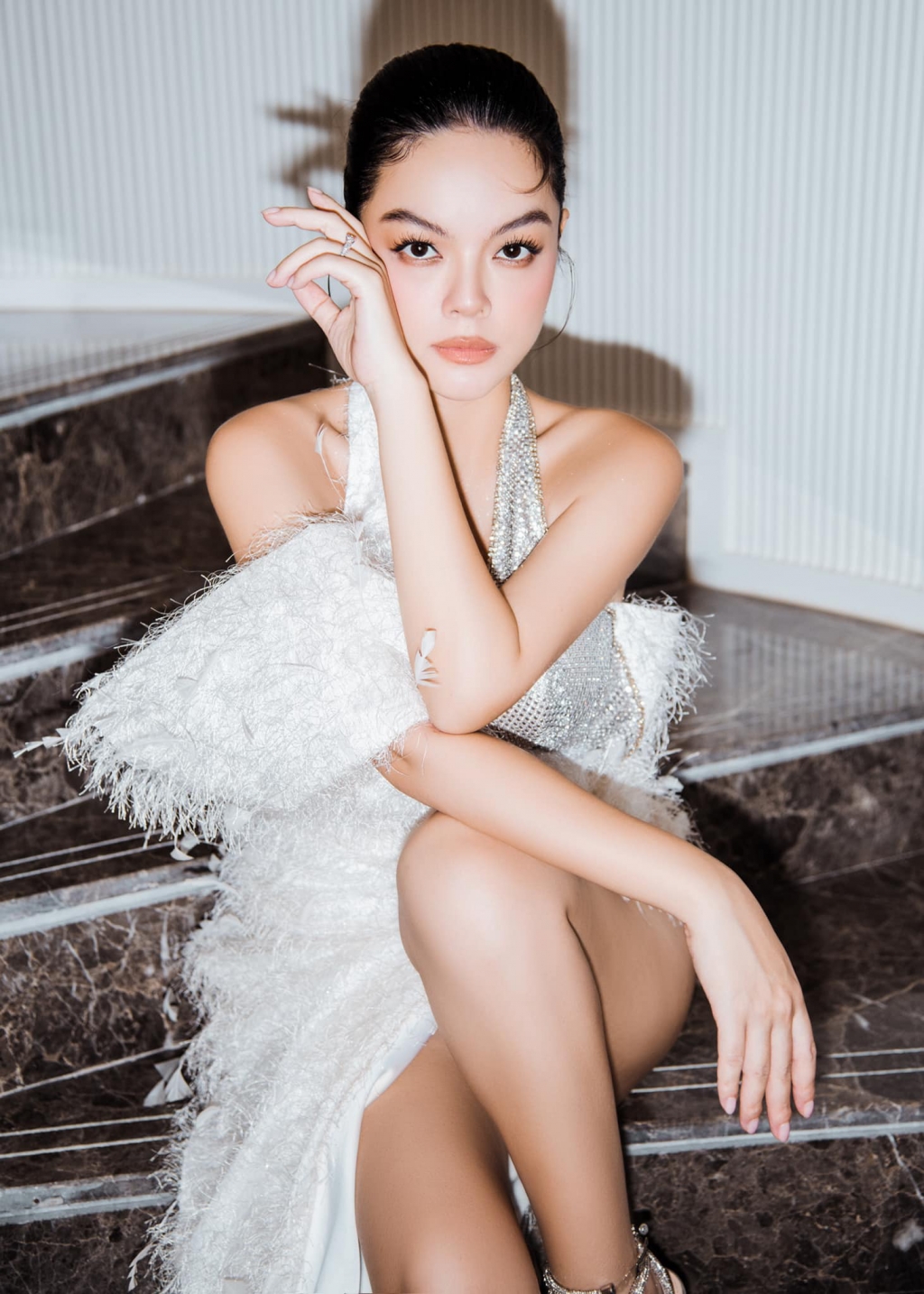 K-ICM dừng hoạt động, Hoa hậu Thùy Tiên diện áo xẻ vòng 1 sexy