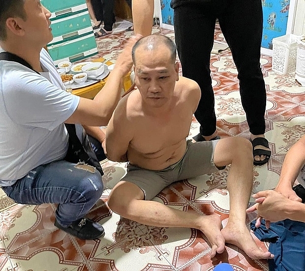 Nghi phạm Đào Anh Tuấn bị cảnh sát bắt giữ tại nhà riêng.