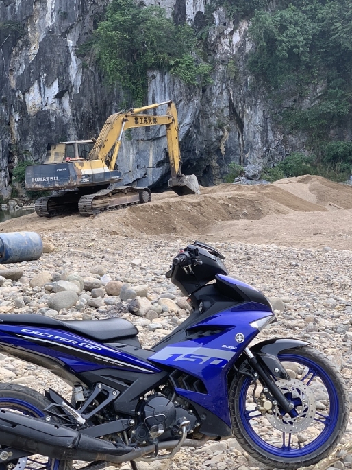 Khi PV cung cấp hình ảnh về việc khai thác cát trái phép trên địa bàn huyện ông Tuấn tỏ vẻ ngạc nhiên