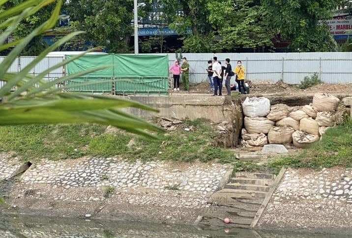 Phát hiện thi thể người đàn ông dưới sông Tô Lịch