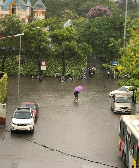 Phố đi bộ Trịnh Công Sơn sau trận mưa lớn chiều nay. Ảnh Minh Hoàng