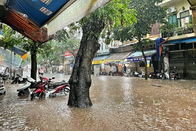 Chiều 29/5, trên địa bàn TP Hà Nội xảy ra mưa dông kèm gió lớn. Mưa lớn kéo dài khiến nhiều tuyến phố trên địa bàn ngập lụt (Ảnh: Ngọc Thủy).